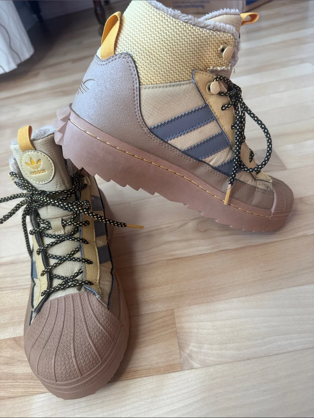 adidas Superstar Winter Trek Boot Oat Charcoal kids size 4 EUC!